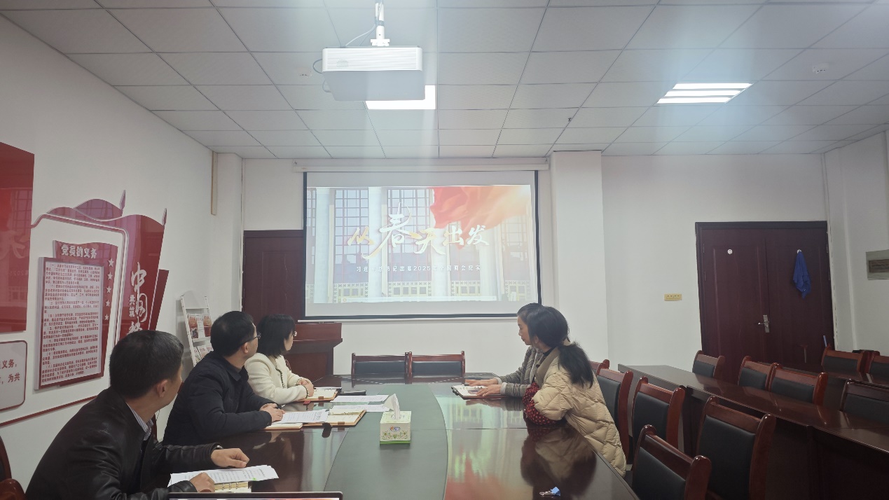 一群人在厨房里AI 生成的内容可能不正确。