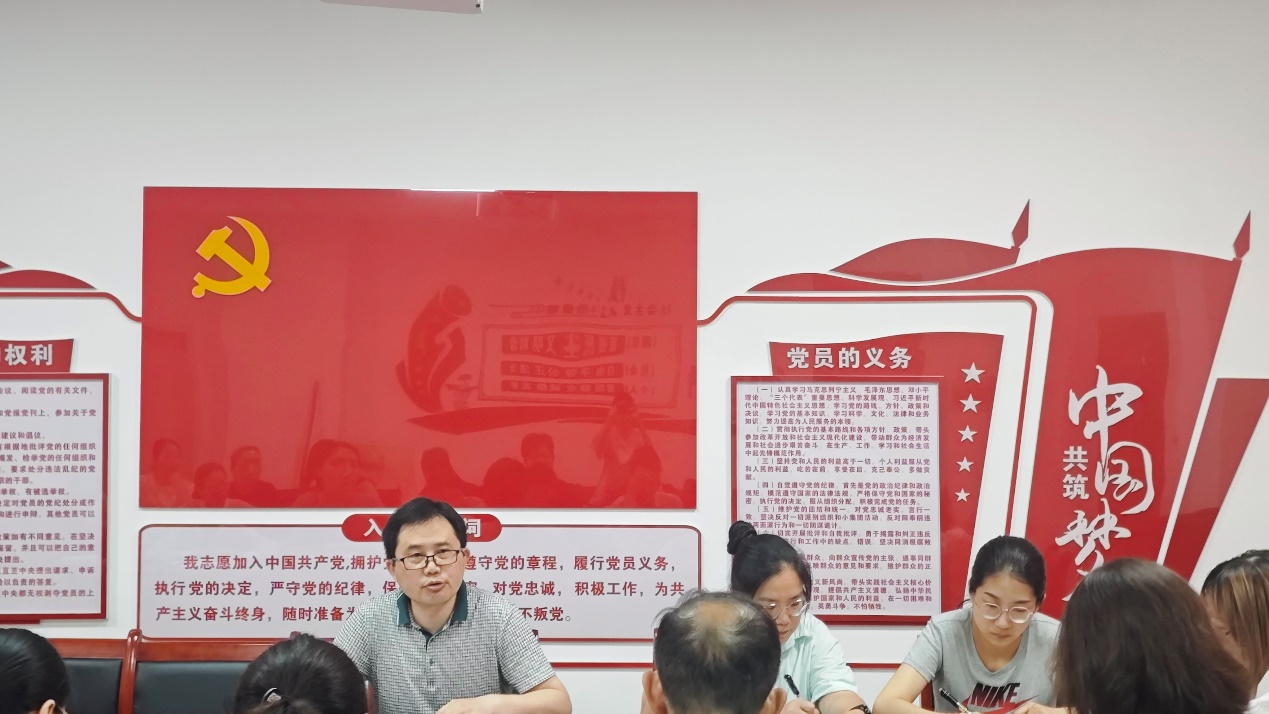 一群人在餐厅里AI 生成的内容可能不正确。